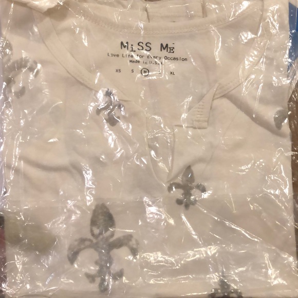 ❣️Miss Me Fleur-De-Lis Print Tee❣️ - Picture 6 of 6